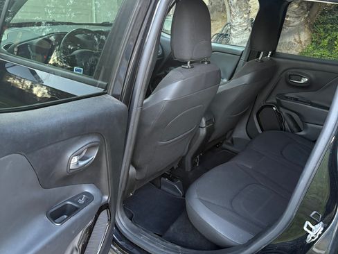 Used 2016 Jeep Renegade Latitude AWD/4WD image 9