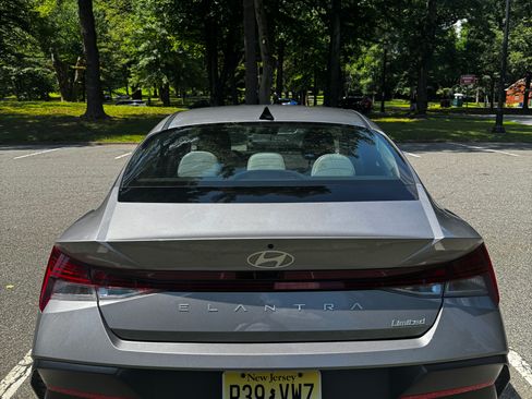 Used 2025 Hyundai Elantra Limited FWD image 10