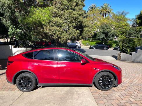 Used 2020 Tesla Model Y Long Range image 9