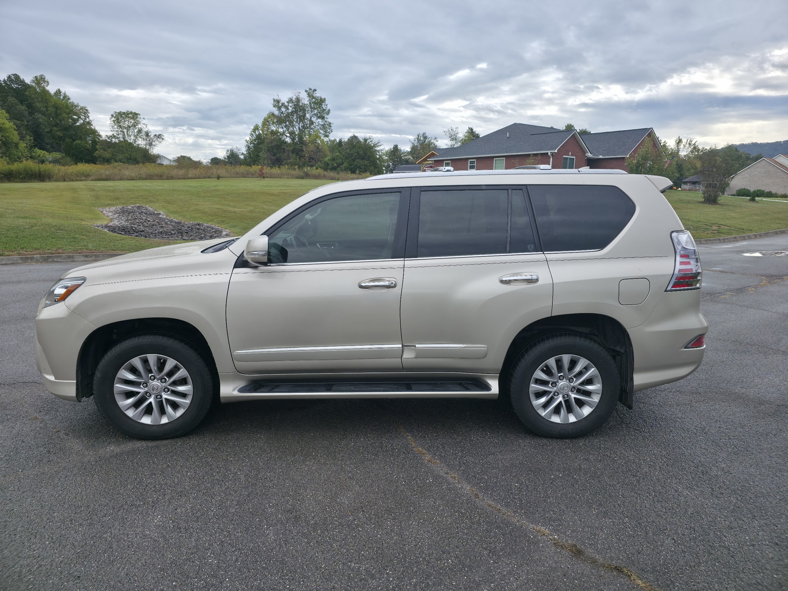 Used 2016 Lexus GX 460 w/ Premium Package AWD/4WD image 1