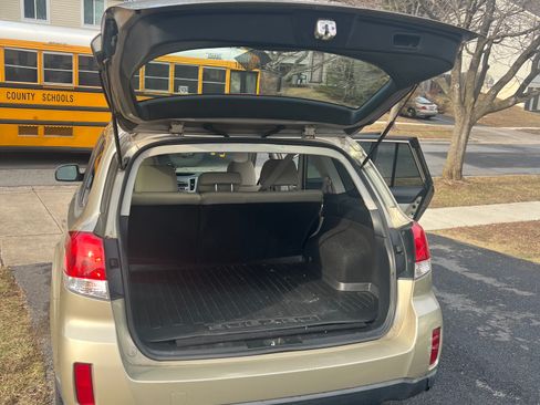 Used 2010 Subaru Outback 2.5i Premium image 2