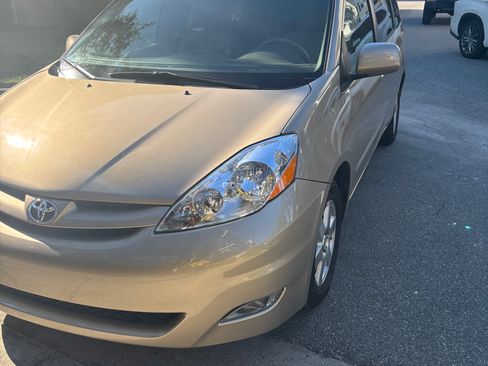 Used 2010 Toyota Sienna XLE Limited image 12