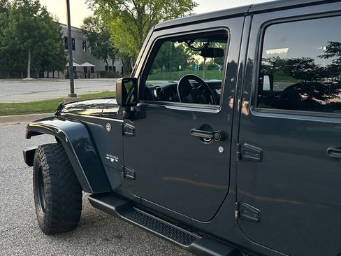 Used 2016 Jeep Wrangler Unlimited Sahara w/ Connectivity Group AWD/4WD image 17
