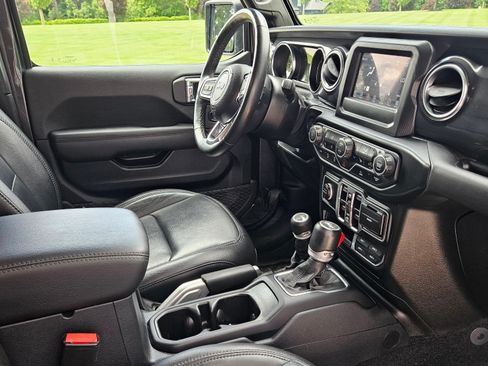 Used 2021 Jeep Wrangler Unlimited Sahara AWD/4WD image 15