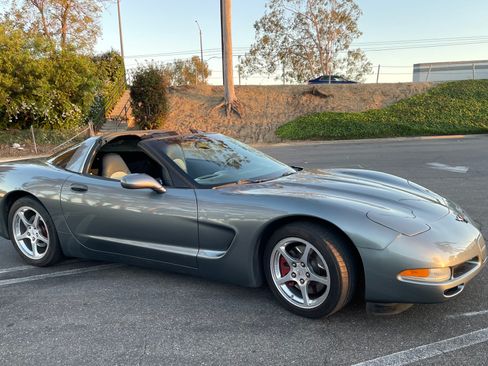 Used 2004 Chevrolet Corvette Coupe w/ Preferred Equipment Group RWD image 16