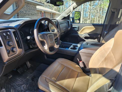 Used 2017 GMC Sierra 2500 Denali w/ Duramax Plus Package image 3