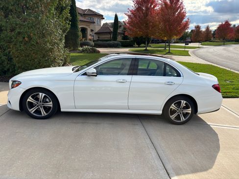 Used 2019 Mercedes-Benz E 300 E 300 4MATIC Sedan 4D image 2