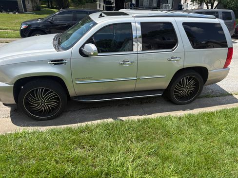 Used 2010 Cadillac Escalade Luxury image 12