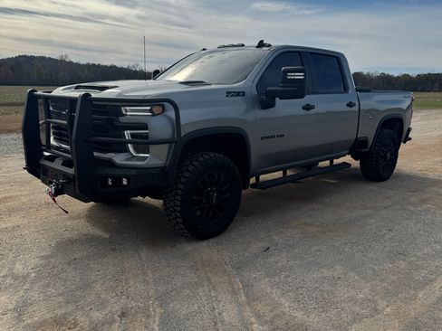 Used 2025 Chevrolet Silverado 2500 Custom w/ Custom Value Package image 4