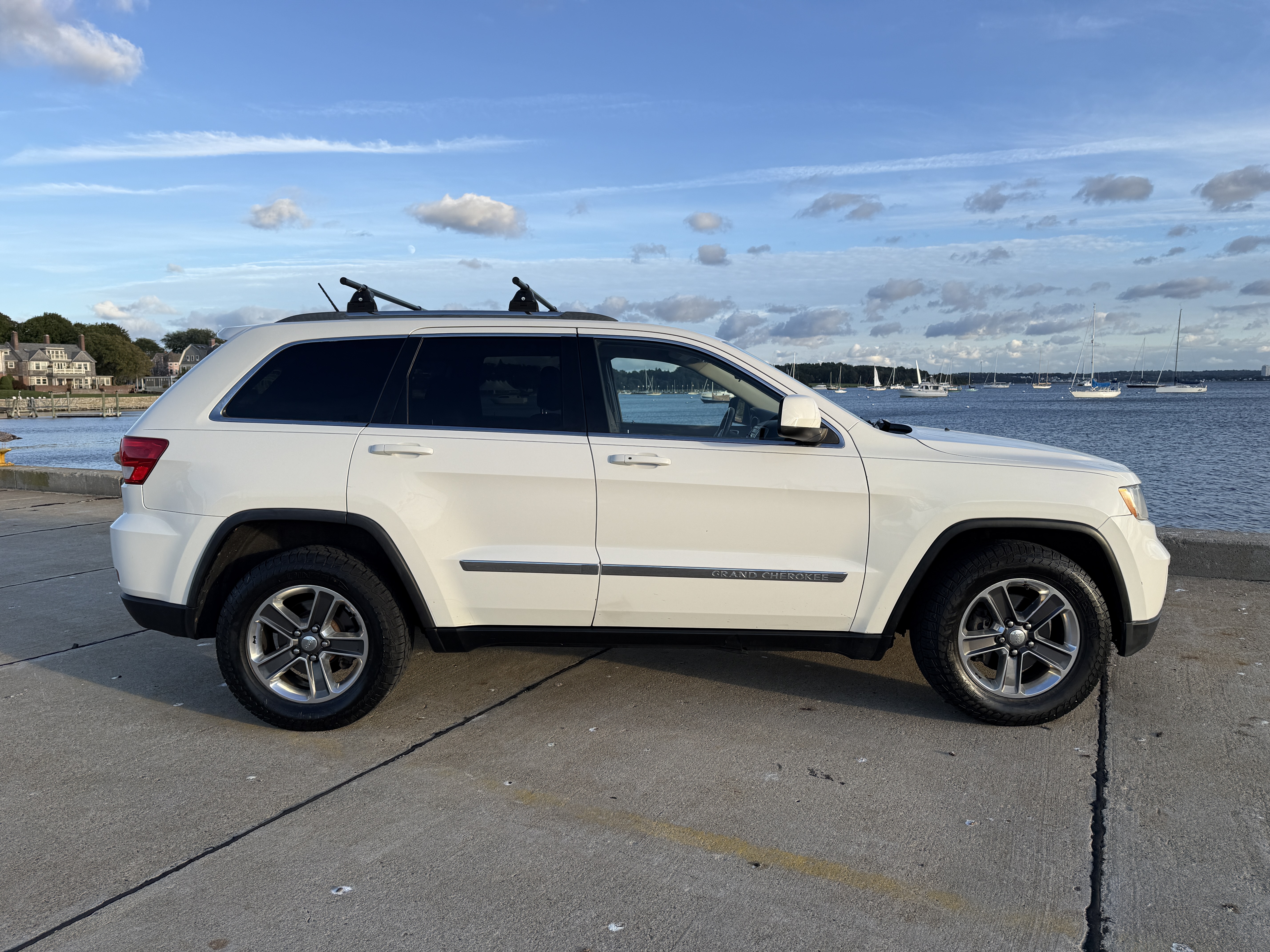 Used 2011 Jeep Grand Cherokee Laredo AWD/4WD image 2