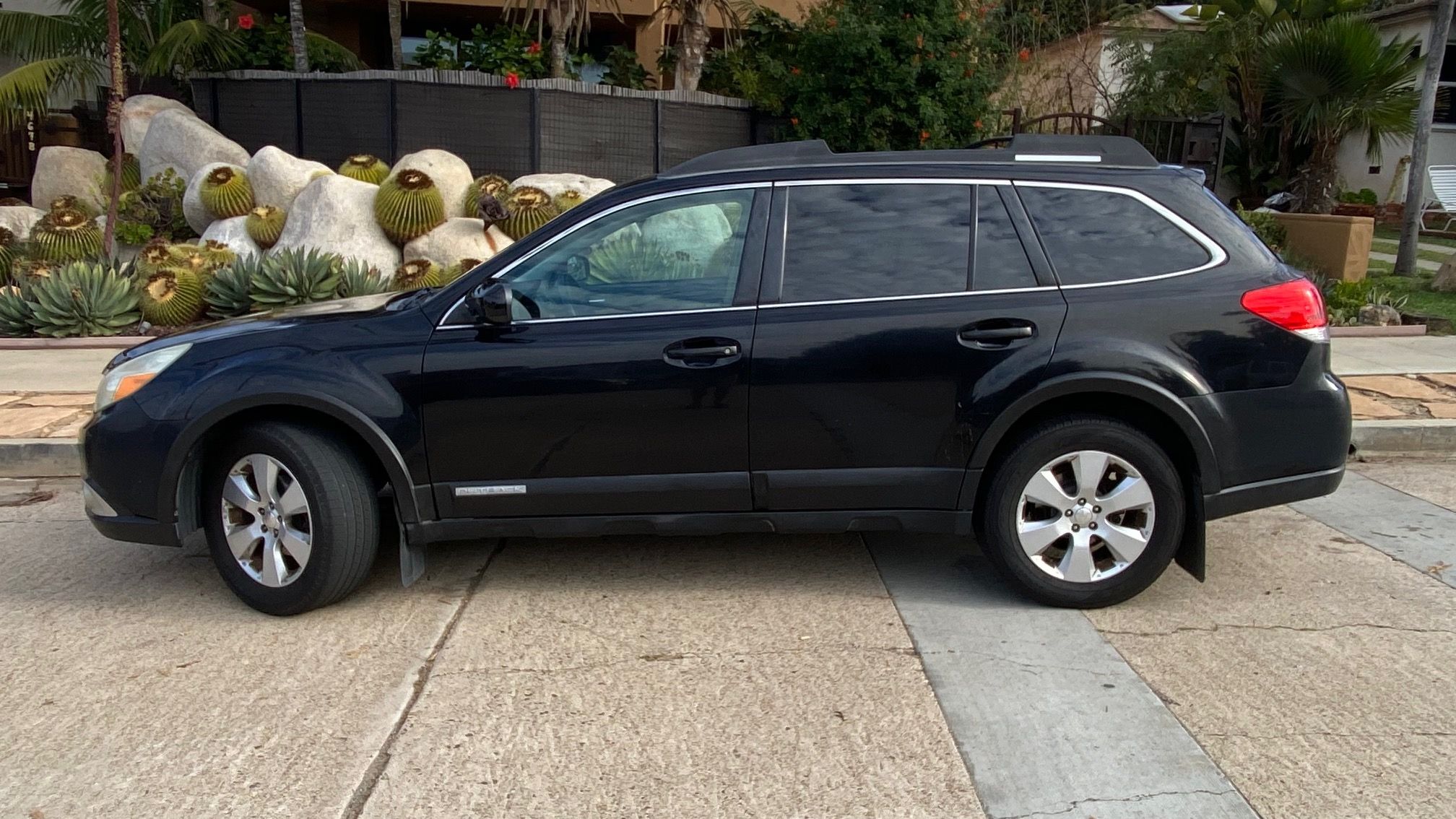 Used 2011 Subaru Outback 2.5i Limited w/ PWR Moonroof Pkg AWD/4WD image 1