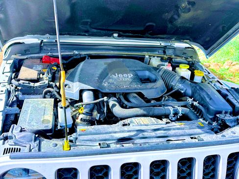Used 2022 Jeep Gladiator Rubicon w/ LED Lighting Group AWD/4WD image 9