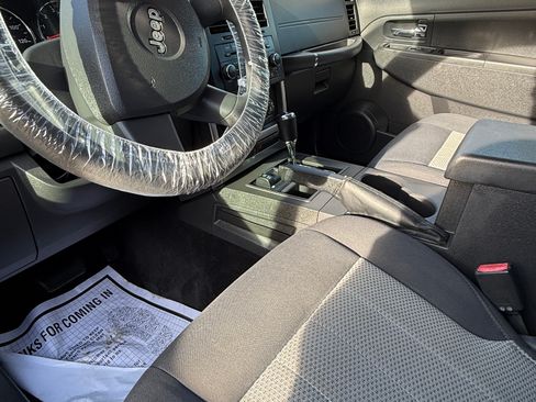 Used 2010 Jeep Liberty Sport image 9