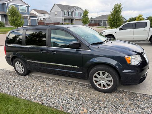 Used 2013 Chrysler Town & Country Touring FWD image 4