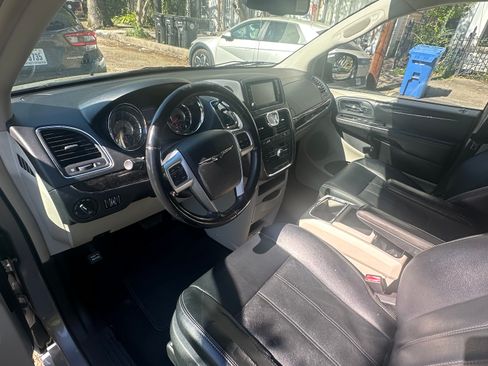 Used 2013 Chrysler Town & Country Touring image 10