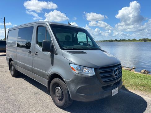 Used 2021 Mercedes-Benz Sprinter 2500 image 4
