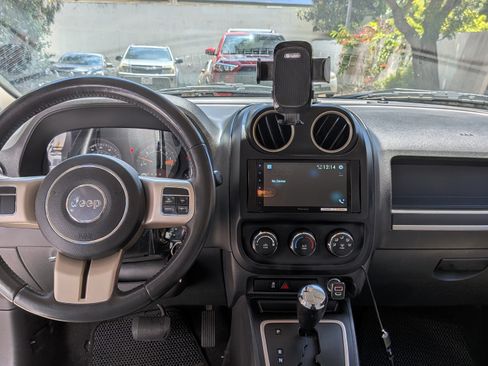 Used 2017 Jeep Patriot 75th Anniversary w/ Power Value Group AWD/4WD image 11