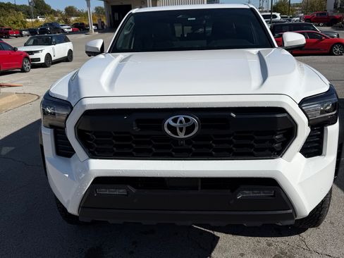 Used 2024 Toyota Tacoma TRD Off-Road image 2