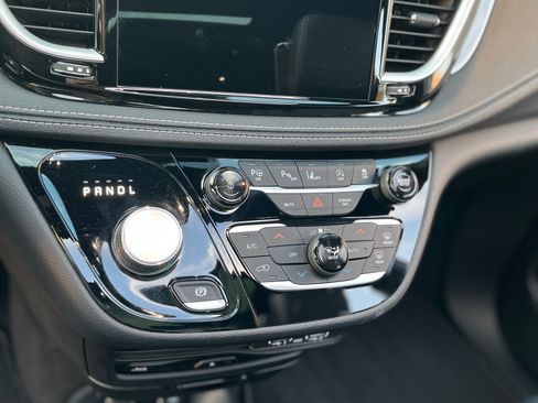 Used 2021 Chrysler Pacifica Touring-L w/ Uconnect Theater Family Group FWD image 8