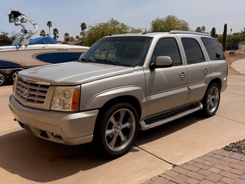 Used 2004 Cadillac Escalade 2WD image 2
