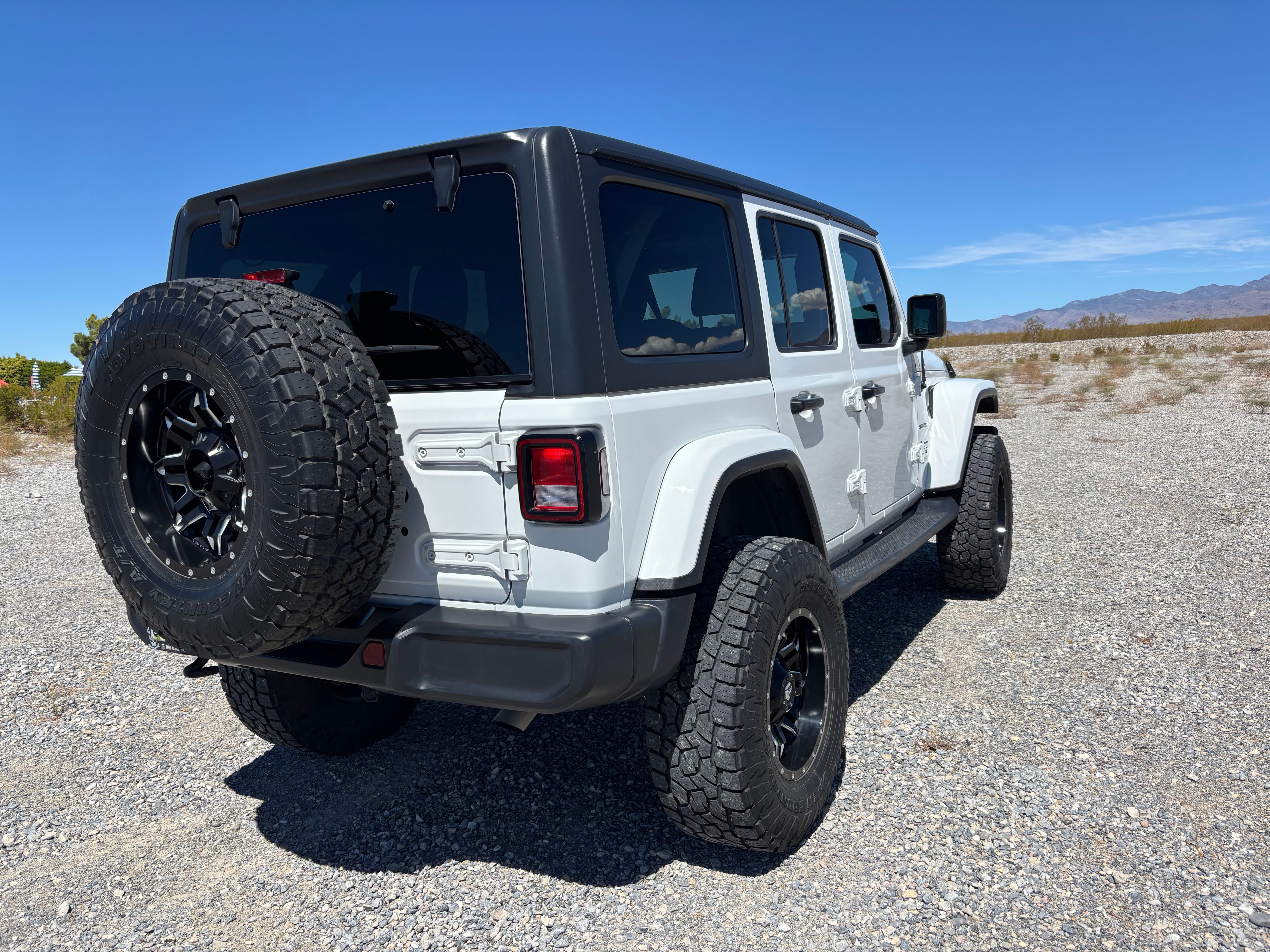 Used 2018 Jeep Wrangler Unlimited Sahara w/ Dual Top Group AWD/4WD image 19