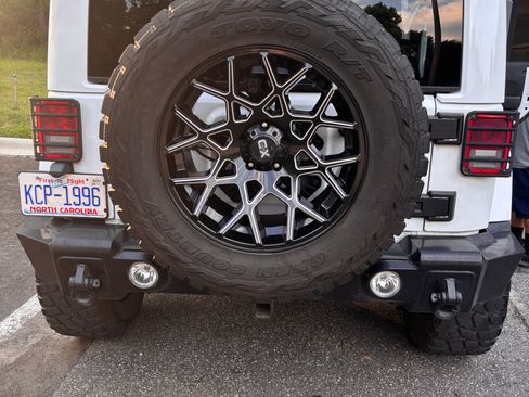 Used 2017 Jeep Wrangler Unlimited Sahara w/ Connectivity Group image 4