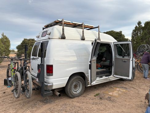 Used 2009 Ford E-350 and Econoline 350 Super Duty RWD image 2