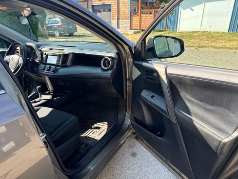 Used 2015 Toyota RAV4 LE FWD image 8