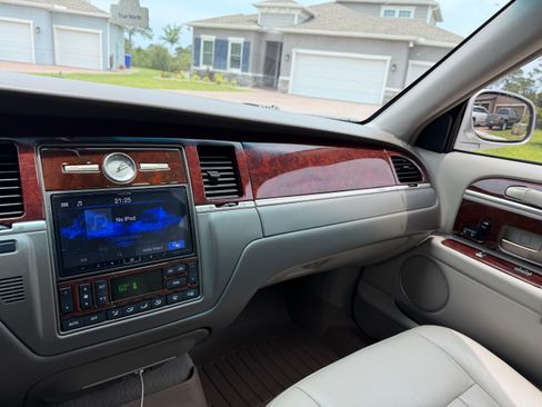 Used 2003 Lincoln Town Car Executive RWD image 12