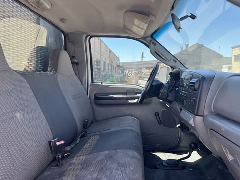 Used 2005 Ford F450 4x4 Regular Cab Super Duty image 2