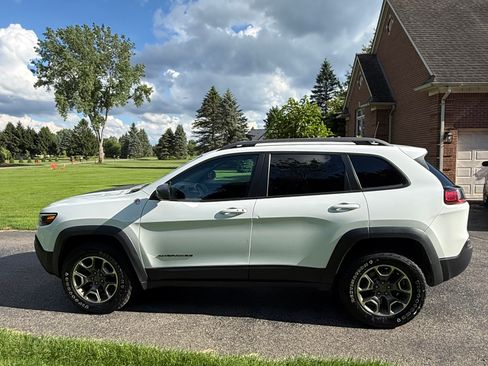 Used 2020 Jeep Cherokee Trailhawk w/ Cold Weather Group AWD/4WD image 1