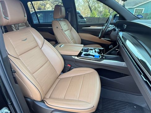 Used 2025 Cadillac Escalade ESV Premium Luxury image 6