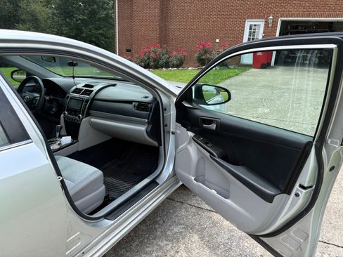 Used 2012 Toyota Camry LE FWD image 11