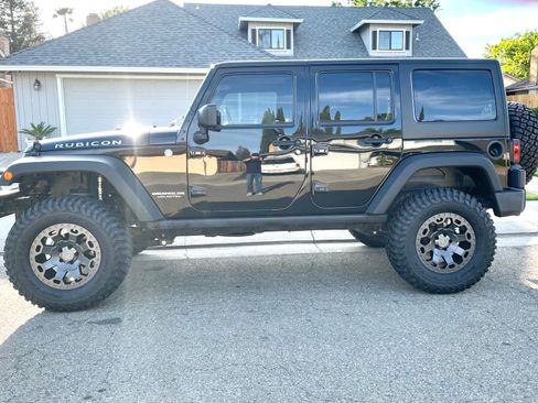 Used 2015 Jeep Wrangler Unlimited Rubicon w/ Connectivity Group AWD/4WD image 2