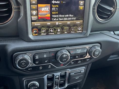 Used 2023 Jeep Wrangler Unlimited Sahara image 6