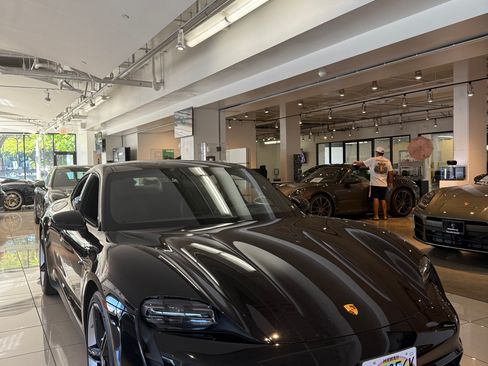 Used 2022 Porsche Taycan RWD image 5