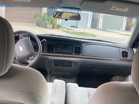 Used 2004 Ford Crown Victoria image 32