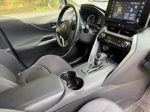 Used 2022 Toyota Venza LE AWD/4WD image 8