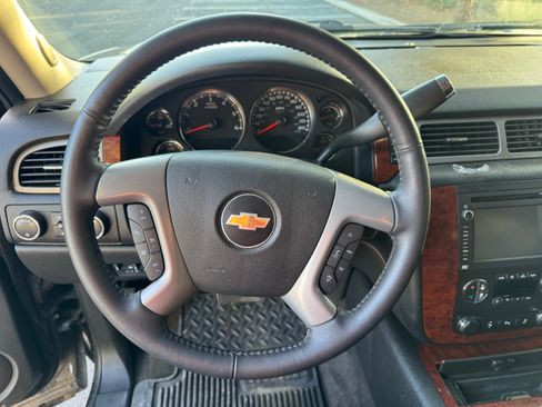 Used 2014 Chevrolet Suburban LTZ image 11