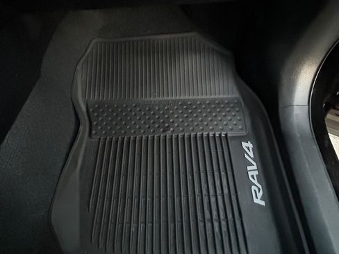 Used 2015 Toyota RAV4 LE image 19