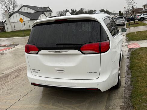 Used 2017 Chrysler Pacifica Limited image 5