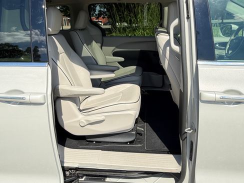 Used 2021 Chrysler Pacifica Limited w/ Uconnect Theater Family Group FWD image 20