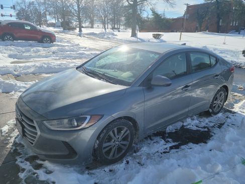 Used 2017 Hyundai Elantra SE image 1