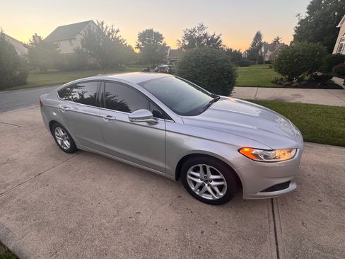 Used 2016 Ford Fusion SE FWD image 4