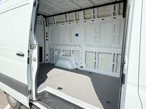 Used 2023 Mercedes-Benz Sprinter 1500 image 5
