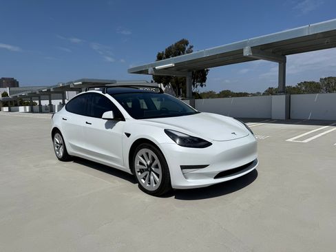 Used 2022 Tesla Model 3 Long Range AWD/4WD image 9