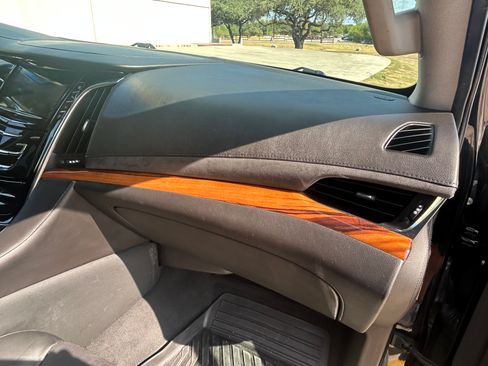 Used 2015 Cadillac Escalade Luxury AWD/4WD image 21