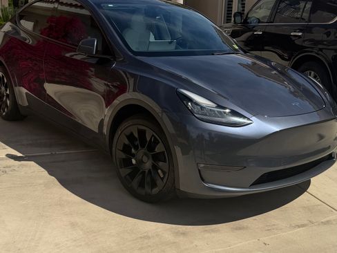 Used 2022 Tesla Model Y Long Range image 4
