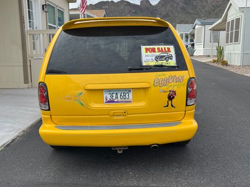 Used 1996 Dodge Caravan SE image 2