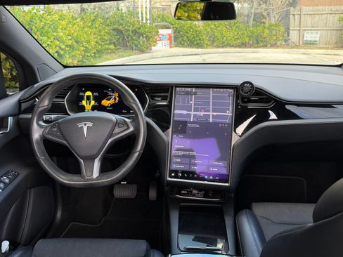 Used 2018 Tesla Model X 75D image 6
